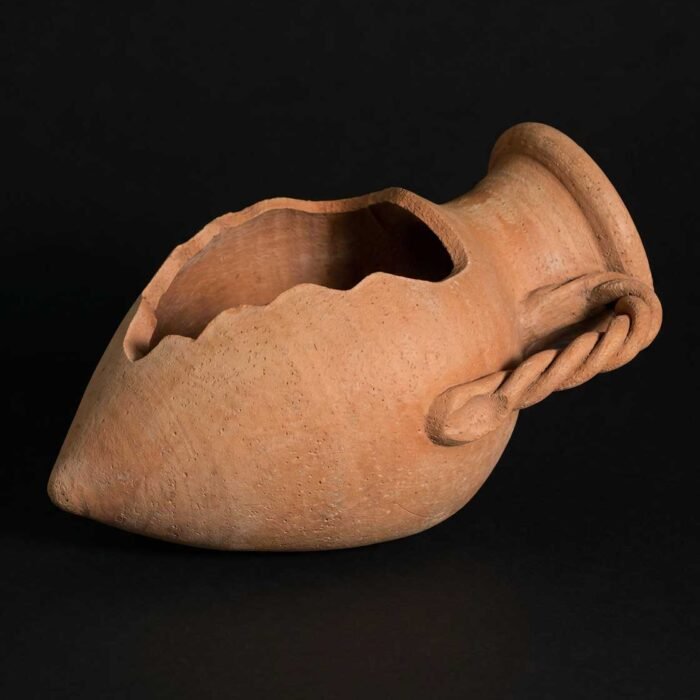 Anfora tagliata a punta in terracotta galestro fatta a mano a Gualdo Tadino in vari formati