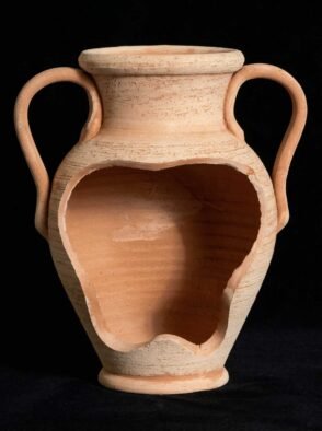Anfora tagliata in terracotta galestro